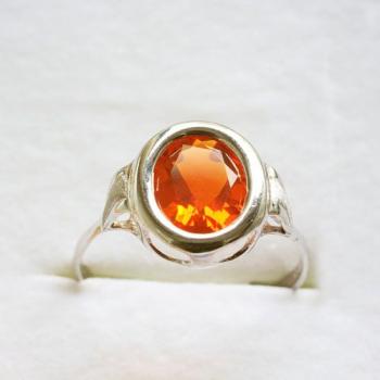 Ovaler Feueropal in 585er Weißgold Ring