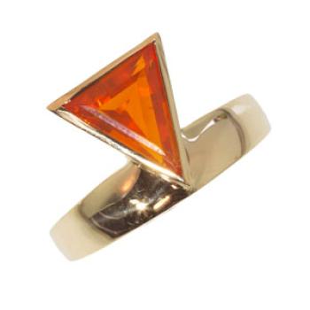 Facettierter mexikanischer Feueropal im Trilliant-Schliff in handgefertigtem Ring aus 750er Gelbgold