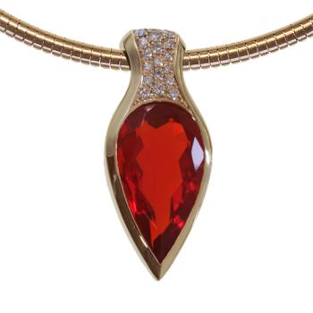 Anhänger aus 18 Karat Gold mit tropfenförmigem Feueropal und Brillanten
