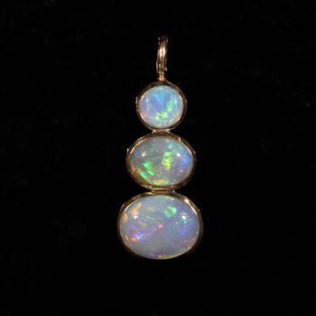 Drei-Stein Kristallopal Anhänger aus 750er Gelbgold