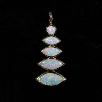 Heller Opal Anhänger aus 750er Gelbgold