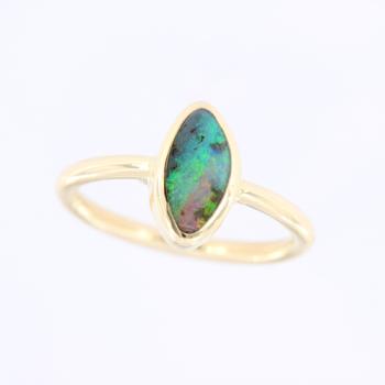 Bunter Boulderopal im Navette-Schliff in einem schlichten Goldring