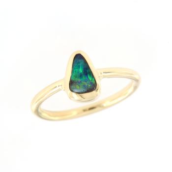 Kleiner Boulderopal im schlichten Goldring