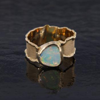 Heller Opal mit lebhaftem Farbenspiel, gefasst in 750er Gelbgold Ring