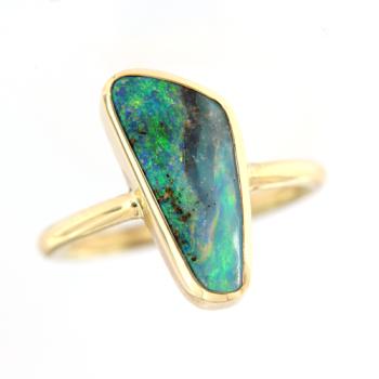 Farbenprächtiger australischer Boulderopal in Ring aus 750er Gelbgold
