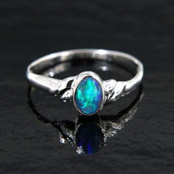 Zierlicher Ring aus Weißgold mit ovalem Kristallopal