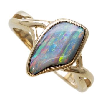 Ring mit Heller Opal und Gekreuztem Band aus 585er Gelbgold