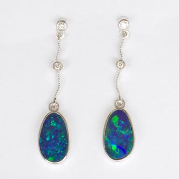 Zarte Ohrhänger aus 18k Weißgold mit Opal-Doubletten und Brillanten