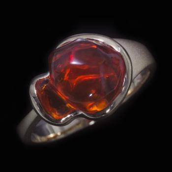 Roter Mexikanischer Feueropal-Freeshape in asymmetrischem 750er-Goldring