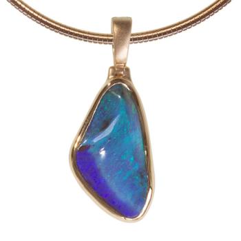 Blauer Boulderopal in 750er Gelbgold Anhänger