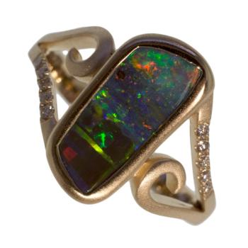 Bunter Boulderopal und Brillianten in 750er Gelbgold Ring