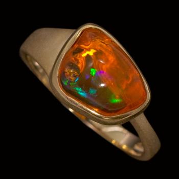 Freeshape mexikanischer Feueropal in Asymmetrischer 750er Gold Ring