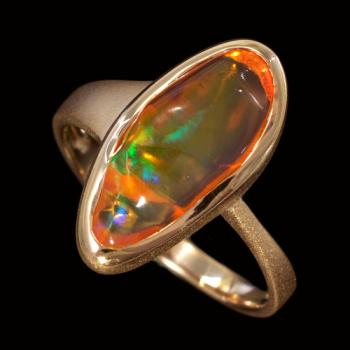 Freeshape Mexikanischer Feueropal in 750er Gold Ring mit Mattfinish