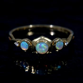 Gelbgold-Ring mit drei Kristallopalen und Brillanten