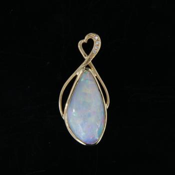 Australischer Opal mit Regenbogenfarben in einem Anhänger aus 750er Gold