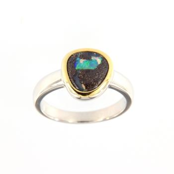 Boulderopal in Sterlingsilberring mit vergoldeter Fassung