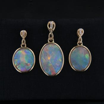 Ohrring- und Anhänger-Set aus 585er Gold mit ovalen australischen Opalen und Brillanten