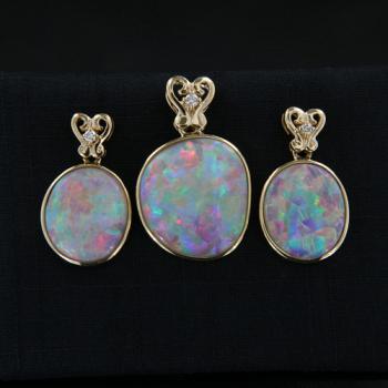 Ohrring- und Anhänger-Set aus 585er Gold mit bunten australischen Opalen und Brillanten