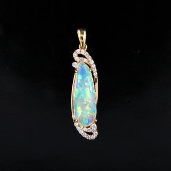 Gelbgold Anhänger mit Kristallopal und Brillanten