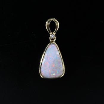 Eleganter Goldanhänger mit hellem Opal und Brillant