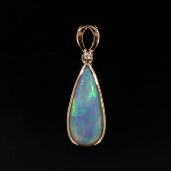 Gelbgold Anhänger mit Kristallopal und Diamant