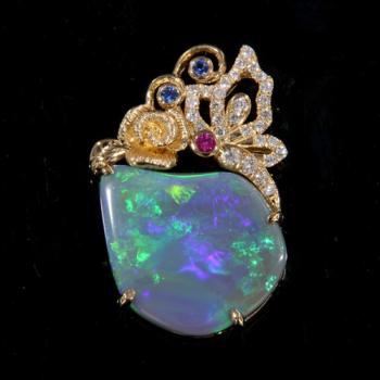 18K Yellow Gold Pendant with Black Opal and Brilliant-Cut Diamonds