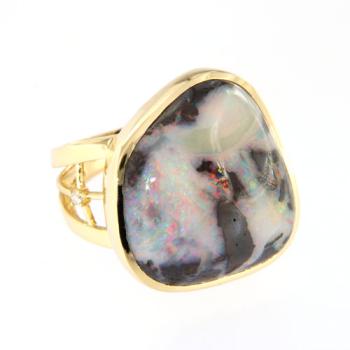 Boulderopal mit Rotes Farbspiel und Brillanten im 750er-Gold Statement-Ring