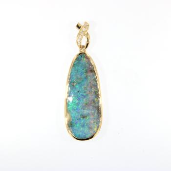 Anhänger aus Gelbgold mit buntem Boulderopal und Brillianten