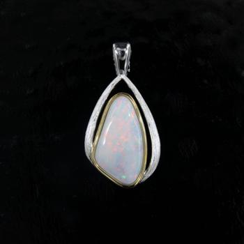 Helleropal mit Rotem Farbspiel in Anhänger aus Sterlingsilber