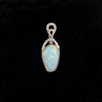 Anhänger mit australischem Opal und Brillanten in Gelbgold