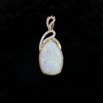Eleganter Goldanhänger mit Buntem Opal und Brillanten