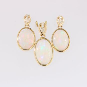 Ovale Opale und Brillanten in 585er Gold Ohrringe und Anhänger im Set