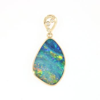 Anhänger aus 585er Gelbgold mit buntem Opaldoublette und Brillanten