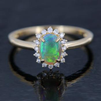 Zarter Ring mit Schwarzopal und Brillanten