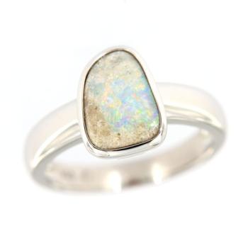 Blau-grüner Boulderopal in schlichtem Silberring
