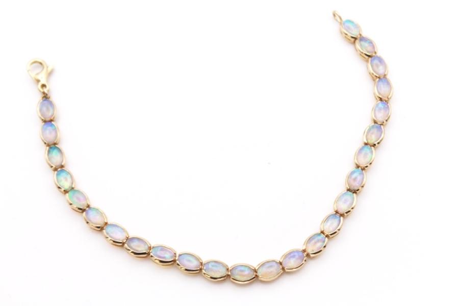 Blue-Green Crystal Opals in 750 Yellow Gold Bracelet