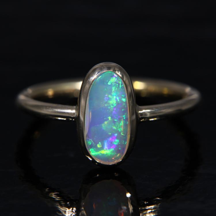 Simple Crystal Opal Ring in 750 Yellow Gold