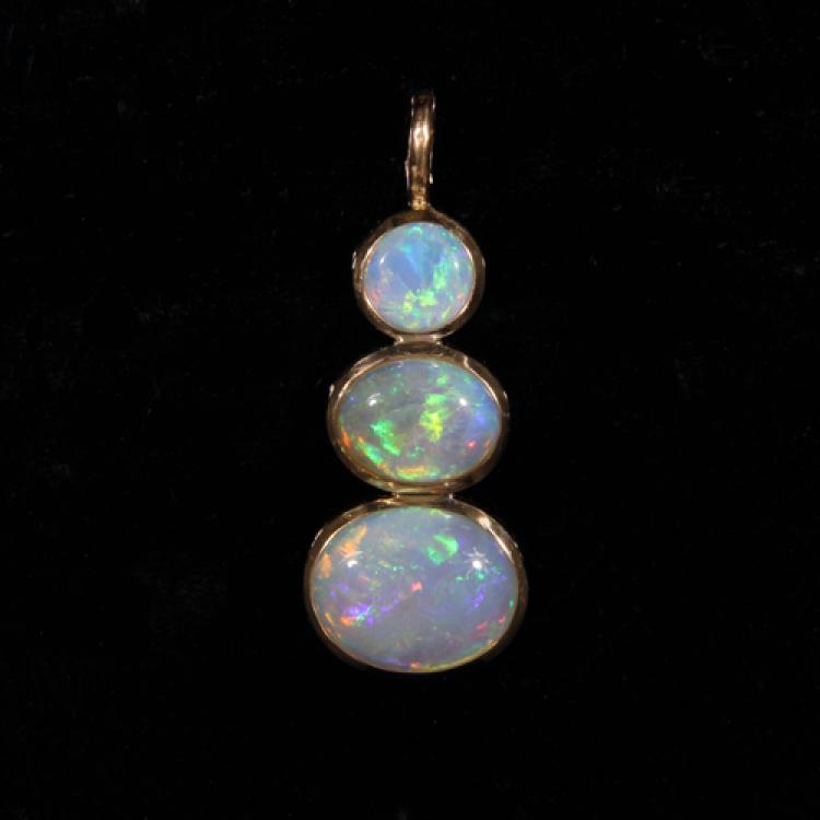 Drei-Stein Kristallopal Anhänger aus 750er Gelbgold