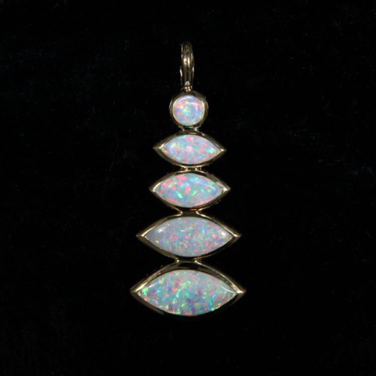 Heller Opal Anhänger aus 750er Gelbgold