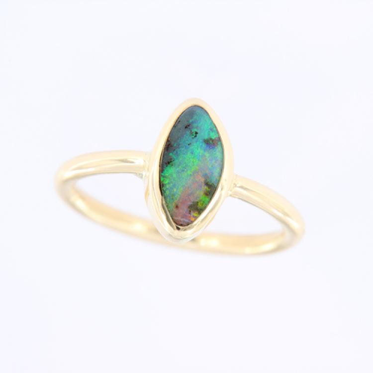 Bunter Boulderopal im Navette-Schliff in einem schlichten Goldring