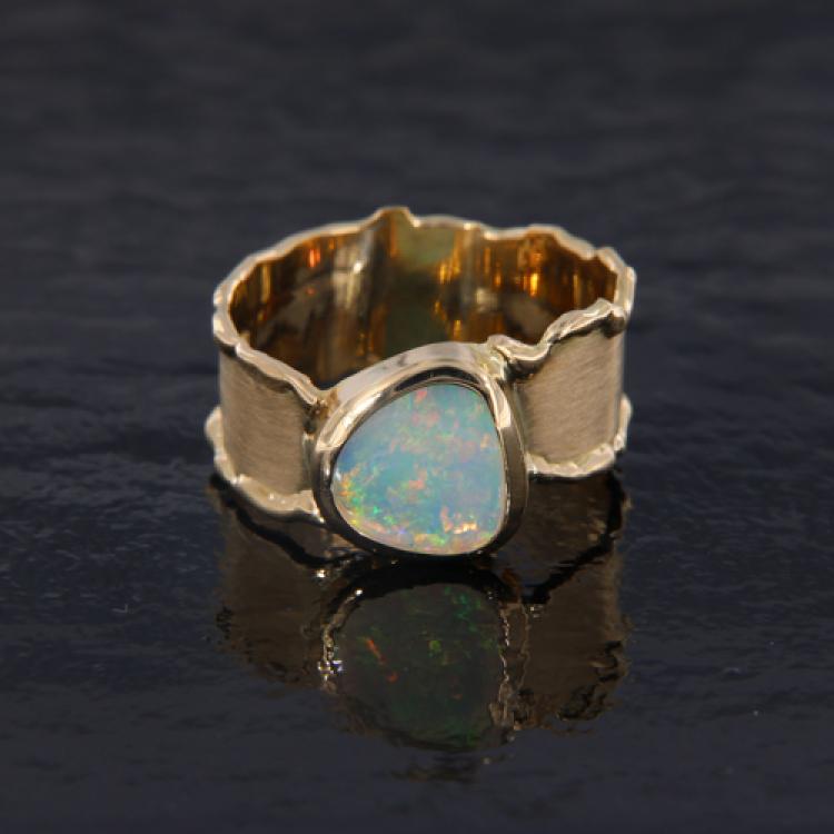 Heller Opal mit lebhaftem Farbenspiel, gefasst in 750er Gelbgold Ring