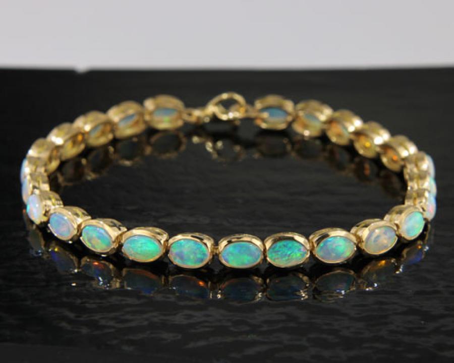 Armband aus 750er Gelbgold mit blaugrünen australischen Kristallopalen