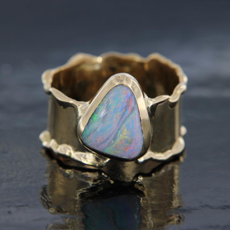 Handgefertigter Ring aus Gelbgold mit buntem Boulderopal