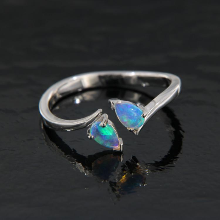 Simple Crystal Opal Ring in 750 White Gold