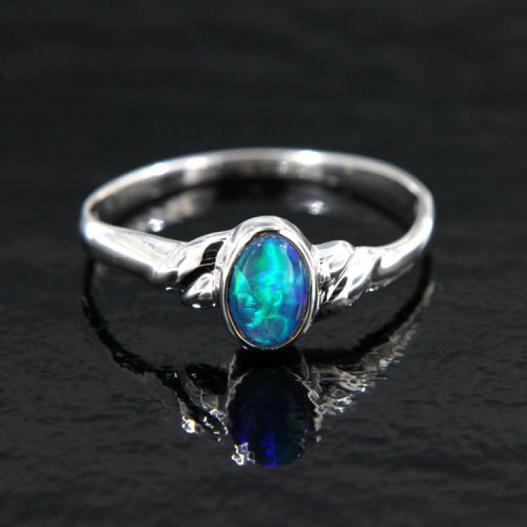 Zierlicher Ring aus Weißgold mit ovalem Kristallopal