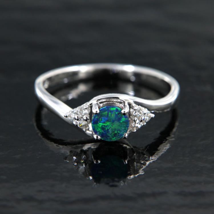 Zierlicher Silberring mit blaugrünem Opaldublette und Zirkonia