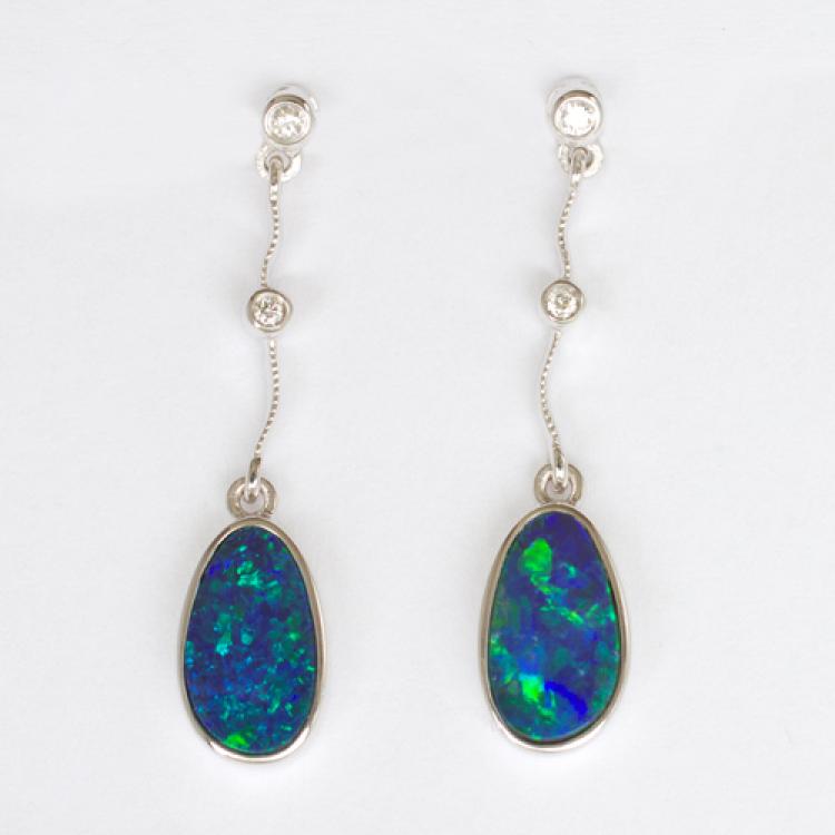 Zarte Ohrhänger aus 18k Weißgold mit Opal-Doubletten und Brillanten