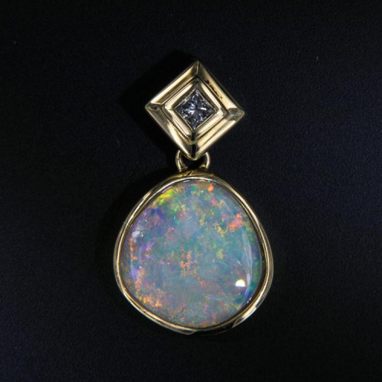 Eleganter Goldanhänger mit hellem Opal und Diamant