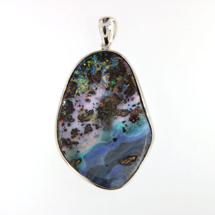 Großer Boulderopal mit mehrfarbigem Schimmer in einem Anhänger aus Sterlingsilber