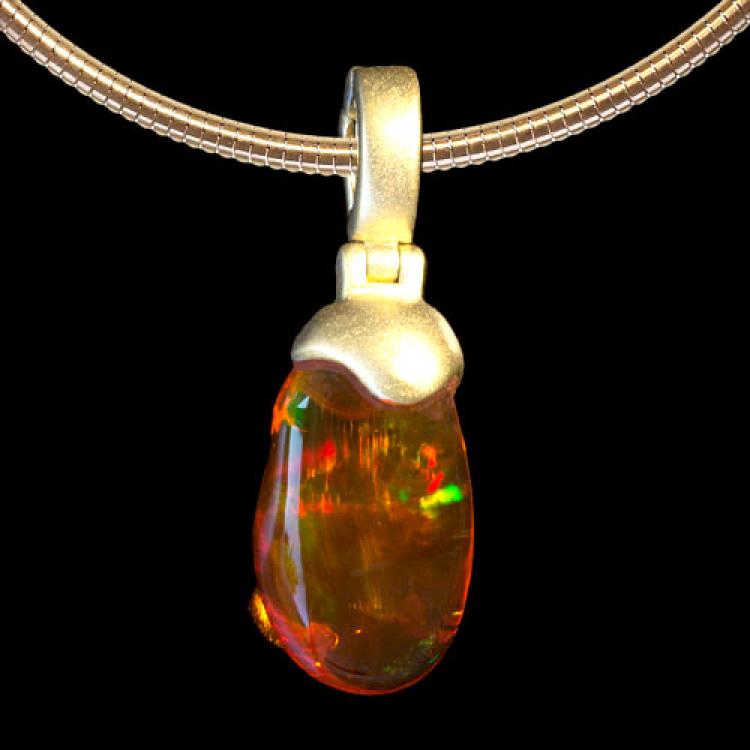 Freeshape Rot-Orange Feueropal in 750 Gelbgold-Anhänger